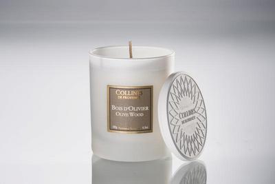 Collines De Prov Geurkaars Olijfhout 180G collines de prov kopen in de aanbieding Collines De Prov Geurkaars Olijfhout 180G collines de prov kopen in de aanbieding